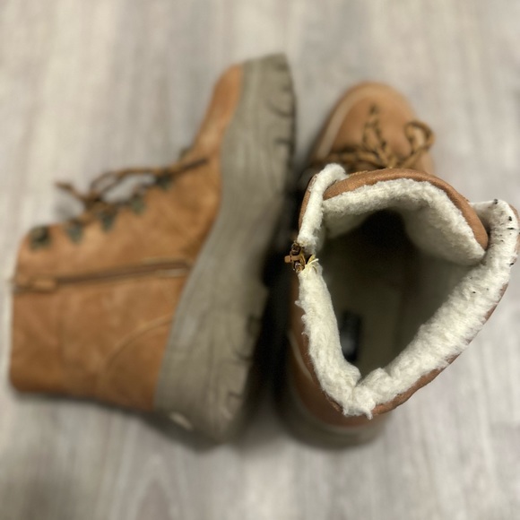 Winter Hiking Boots - Picture 4 of 6